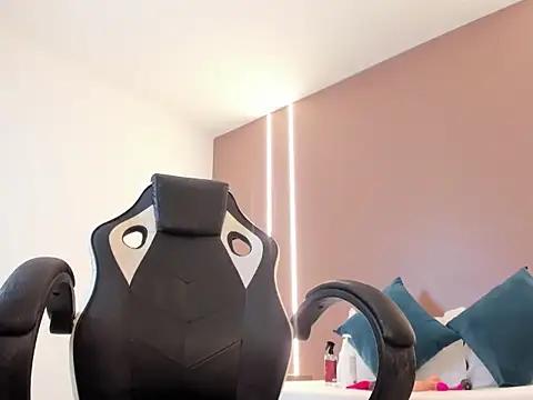 zoee zi online show from March 2026 08:37:01 PM