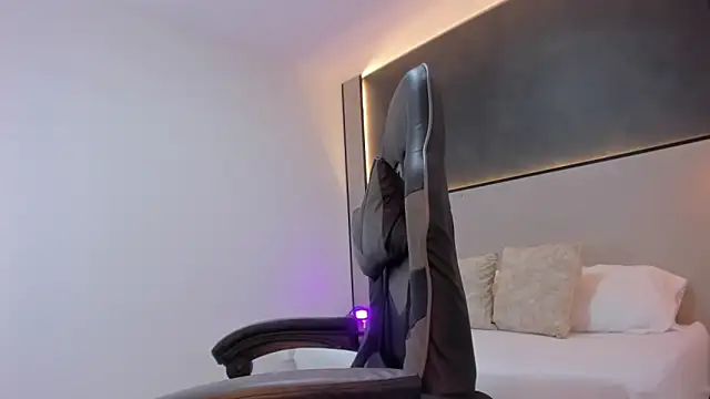 Snapshot of zoee_zi chatting on November 2025 07:50:01 PM zoee zi online show from November 2025 07:50:01 PM