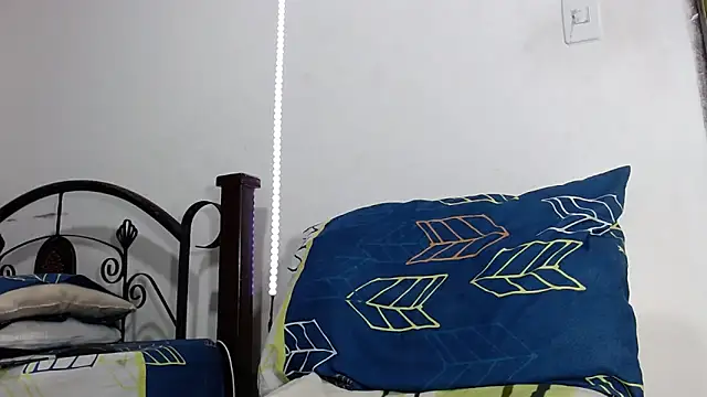 LATINO27CM online show from November 2025 01:10:02 AM