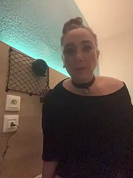 Snapshot of Reine_du_Vice84 chatting on February 2026 07:44:01 PM Reine du Vice84 online show from February 2026 07:44:01 PM