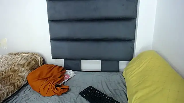 Juiceybileh online show from November 2025 09:08:02 PM