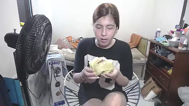 Snapshot of Mirage_Sertori chatting on December 2025 06:45:01 PM Mirage Sertori online show from December 2025 06:45:01 PM