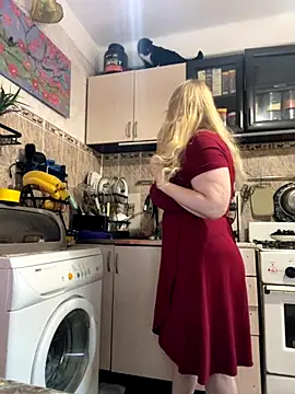 Snapshot of Sweet-blonde chatting on October 2025 08:37:02 AM Sweet-blonde online show from October 2025 08:37:02 AM