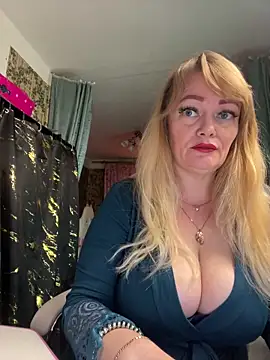 Snapshot of Sweet-blonde chatting on June 2026 10:31:02 PM Sweet-blonde online show from June 2026 10:31:02 PM