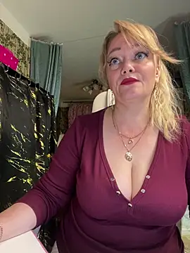 Snapshot of Sweet-blonde chatting on July 2026 08:28:01 PM Sweet-blonde online show from July 2026 08:28:01 PM