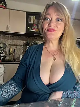 Snapshot of Sweet-blonde chatting on June 2026 11:32:01 PM Sweet-blonde online show from June 2026 11:32:01 PM
