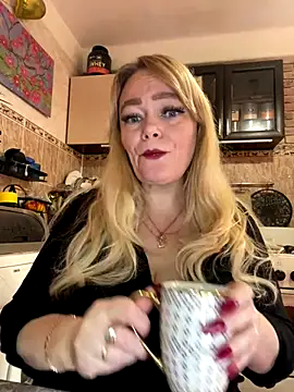 Snapshot of Sweet-blonde chatting on October 2025 09:50:01 AM Sweet-blonde online show from October 2025 09:50:01 AM