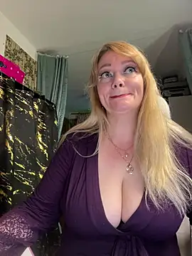 Snapshot of Sweet-blonde chatting on July 2026 09:56:01 PM Sweet-blonde online show from July 2026 09:56:01 PM
