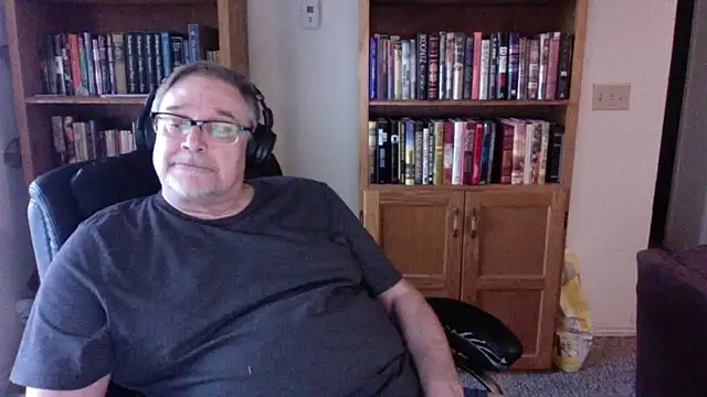 Vinyl22xh online show from April 2026 11:28:01 PM