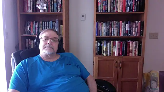 Vinyl22xh online show from April 2026 05:25:01 PM