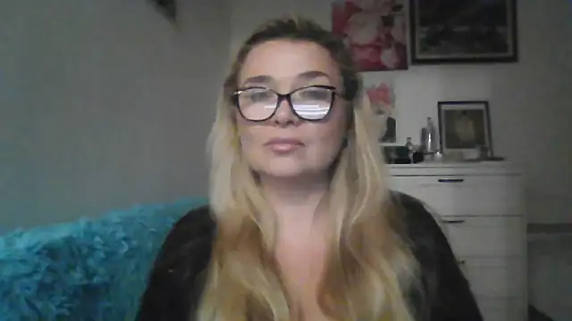 Snapshot of Myrienna chatting on October 2025 10:44:02 PM Myrienna online show from October 2025 10:44:02 PM