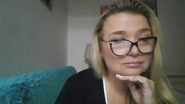 Snapshot of Myrienna chatting on October 2025 08:56:01 PM Myrienna online show from October 2025 08:56:01 PM