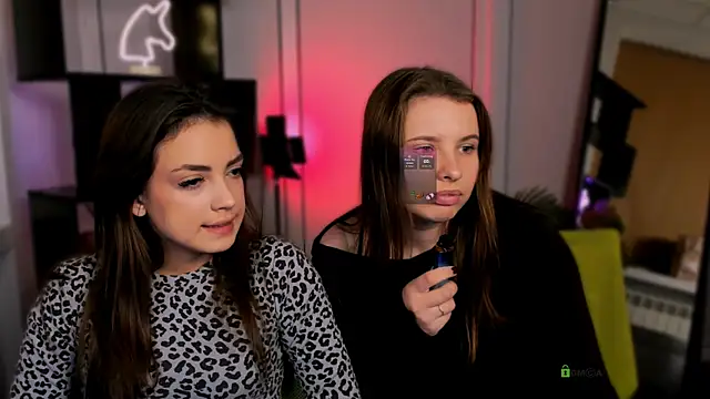 lola swon online show from October 2025 07:13:01 PM