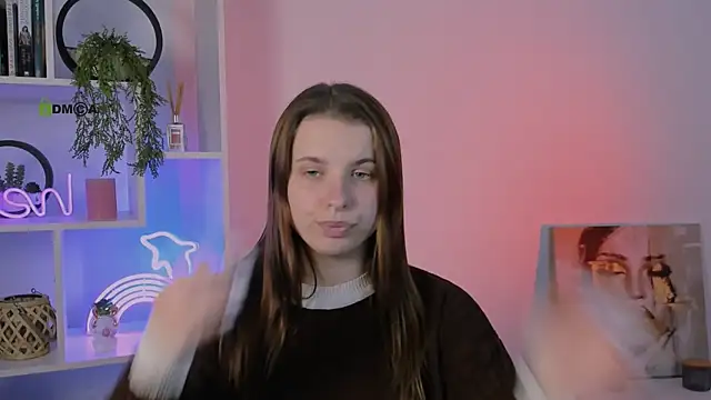 lola swon online show from October 2025 07:03:02 PM