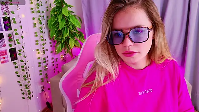 Snapshot of KellyHayden chatting on November 2025 04:23:01 PM KellyHayden online show from November 2025 04:23:01 PM