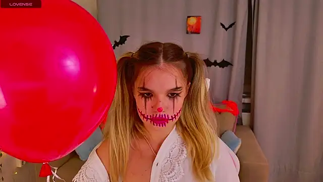 Snapshot of KellyHayden chatting on October 2025 05:31:01 PM KellyHayden online show from October 2025 05:31:01 PM