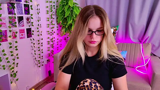 Snapshot of KellyHayden chatting on November 2025 03:49:01 PM KellyHayden online show from November 2025 03:49:01 PM