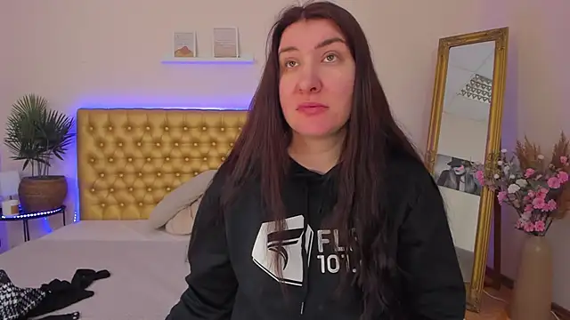 TrishaDarks online show from March 2026 06:20:02 AM