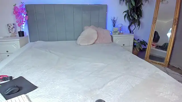 Snapshot of TrishaDarks chatting on November 2025 08:51:02 AM TrishaDarks online show from November 2025 08:51:02 AM