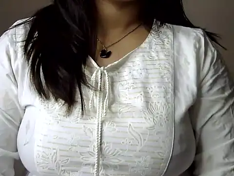 Aaliya02 online show from November 2025 01:58:02 PM