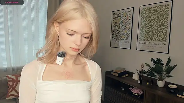 LaureMestler online show from October 2025 08:06:01 AM
