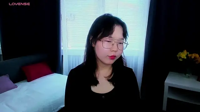 Snapshot of EmmaSnoww chatting on September 2025 12:01:02 PM EmmaSnoww online show from September 2025 12:01:02 PM