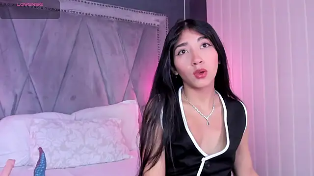 Mariana Kalo online show from November 2025 11:26:01 AM