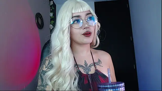 Snapshot of LesRose chatting on April 2026 11:42:02 PM LesRose online show from April 2026 11:42:02 PM