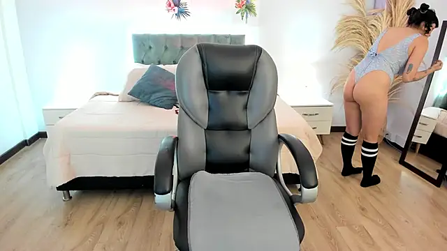 Antonela vargas online show from November 2025 12:09:01 PM