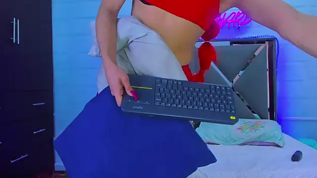 Shaina Monroe online show from December 2025 06:17:01 PM