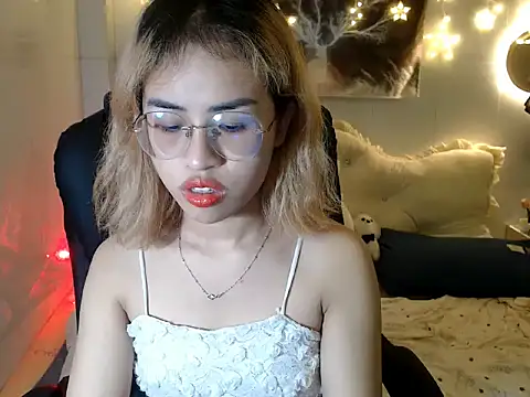 Snapshot of EllieYoon chatting on October 2025 03:13:02 PM EllieYoon online show from October 2025 03:13:02 PM