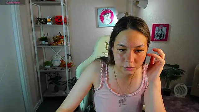 Al1ice Moures online show from November 2025 08:46:02 AM