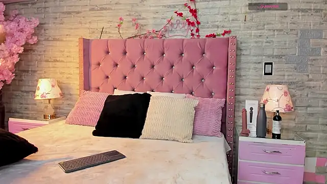 NaiaWhisper online show from February 2026 01:02:02 PM