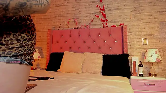 NaiaWhisper online show from February 2026 01:00:01 PM