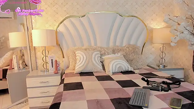 NaiaWhisper online show from December 2025 04:25:02 AM