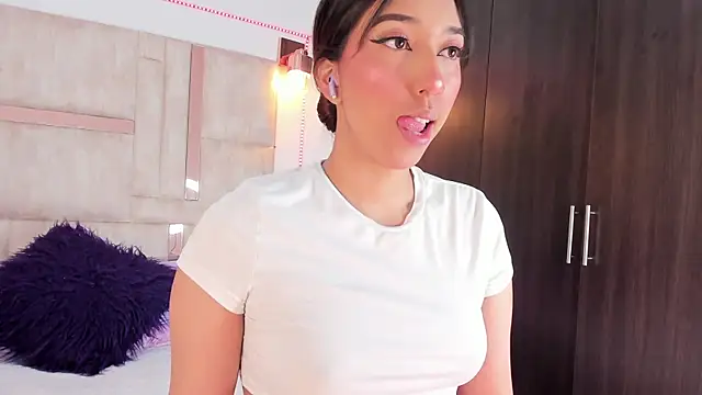 emily  walker online show from November 2025 12:39:01 PM