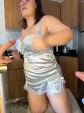 Snapshot of liz_and_thiago chatting on February 2026 01:11:02 PM liz and thiago online show from February 2026 01:11:02 PM