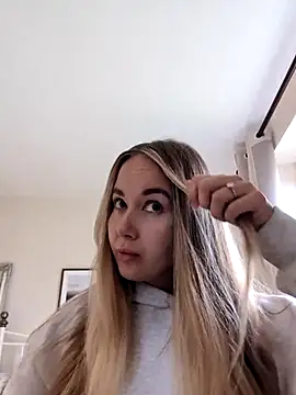 Snapshot of BarbieDolly_x chatting on October 2025 02:04:01 PM BarbieDolly x online show from October 2025 02:04:01 PM