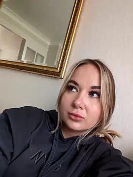 Snapshot of BarbieDolly_x chatting on October 2025 03:13:02 PM BarbieDolly x online show from October 2025 03:13:02 PM