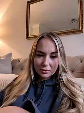 Snapshot of BarbieDolly_x chatting on October 2025 03:53:01 PM BarbieDolly x online show from October 2025 03:53:01 PM