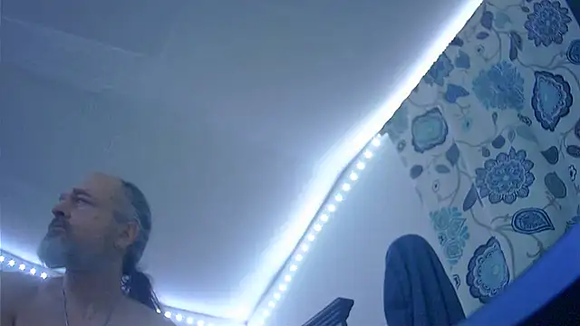 HippieDad333 online show from December 2025 11:07:01 PM