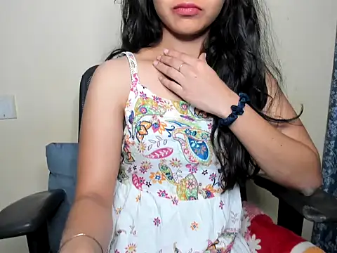 Queen-Bee143 online show from April 2026 02:47:02 AM