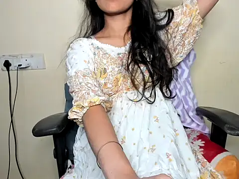 Queen-Bee143 online show from April 2026 06:25:02 PM