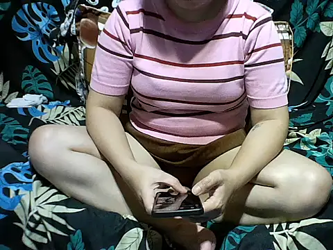 Snapshot of Ella_marie14 chatting on December 2025 01:11:01 AM Ella marie14 online show from December 2025 01:11:01 AM