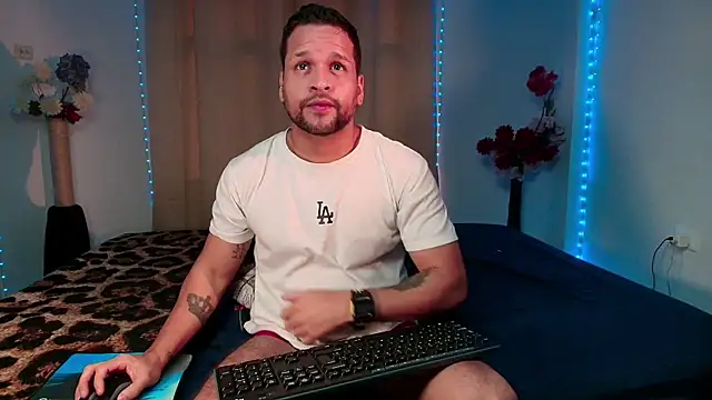 LucasGaeel online show from April 2026 12:09:01 PM