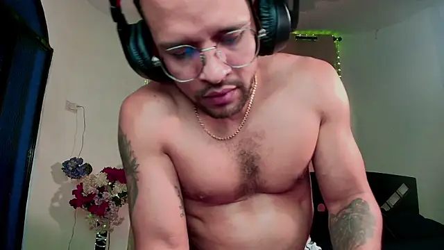 LucasGaeel online show from October 2025 04:52:01 PM