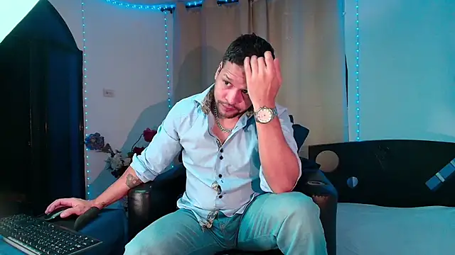 LucasGaeel online show from February 2026 12:18:01 PM