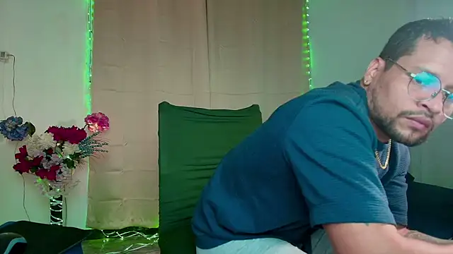LucasGaeel online show from October 2025 04:46:02 AM