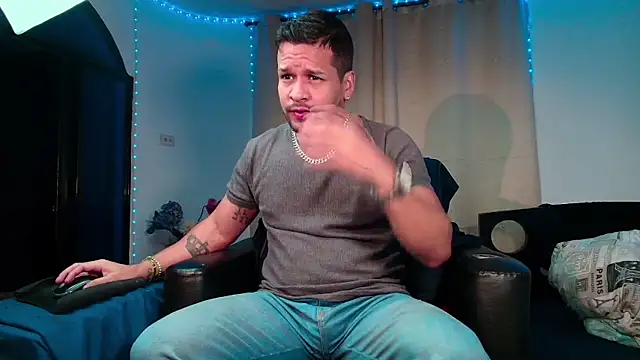 LucasGaeel online show from February 2026 12:26:01 PM