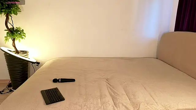 MilaYumi online show from October 2025 06:46:01 AM